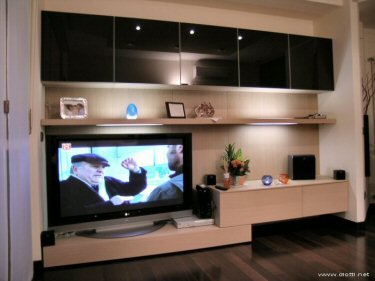 Ecco la composizione soggiorno con la grande TV a schermo piatto: a lato dell'ingresso ma nascosta da un'elegante lavoro in cartongesso (non rappresentato nella foto).